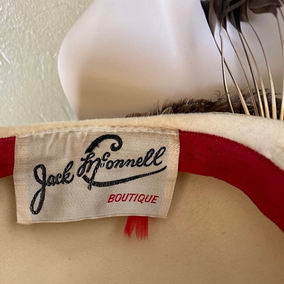 SUPERB DESIGNER OFF WHITE FELT HAT WITH "BIRD" MADE OF SMALL FEATHERS & QUILLS - Picture 10 of 11